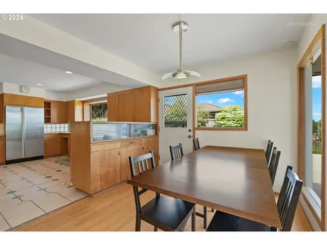 8205 Sw 2nd Avenue Portland OR 97219