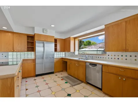 8205 Sw 2nd Avenue Portland OR 97219