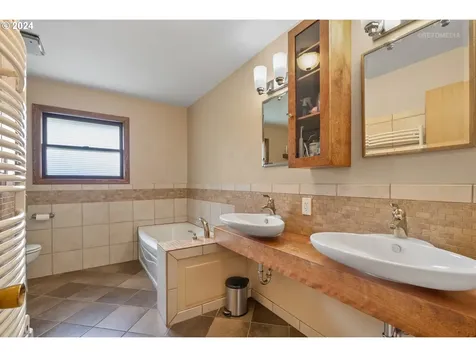 8205 Sw 2nd Avenue Portland OR 97219