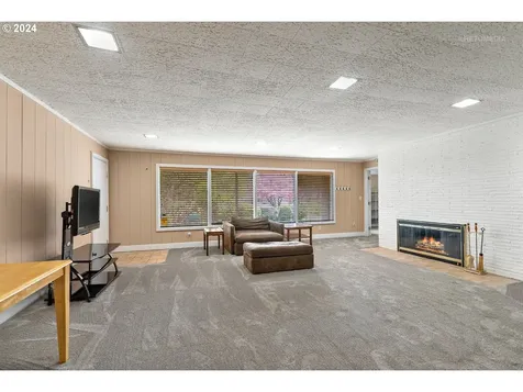 8205 Sw 2nd Avenue Portland OR 97219