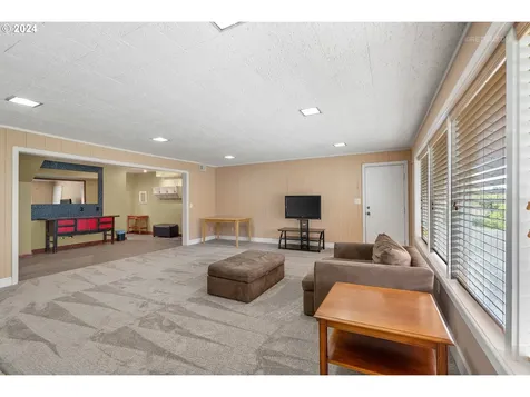 8205 Sw 2nd Avenue Portland OR 97219