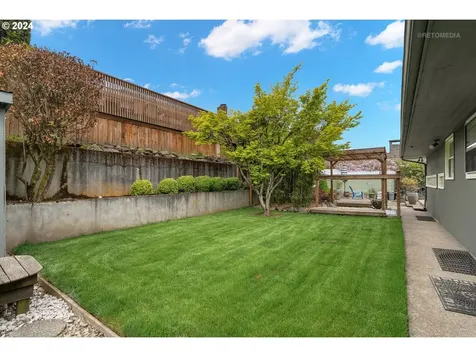 8205 Sw 2nd Avenue Portland OR 97219