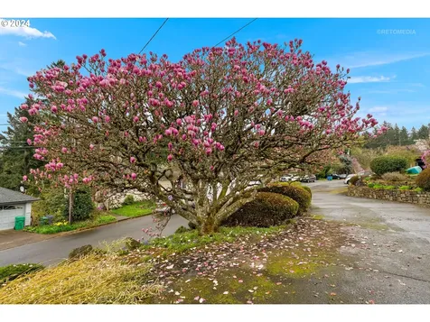 8205 Sw 2nd Avenue Portland OR 97219