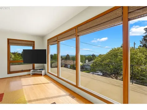8205 Sw 2nd Avenue Portland OR 97219