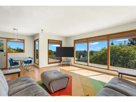 8205 Sw 2nd Avenue Portland OR 97219