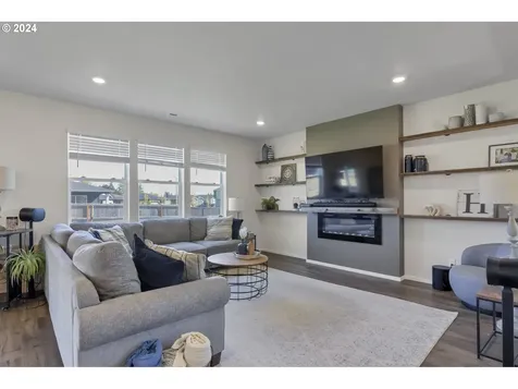 2301 Halter Drive Woodburn OR 97071