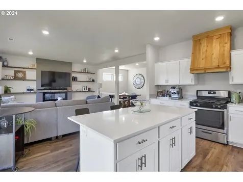 2301 Halter Drive Woodburn OR 97071