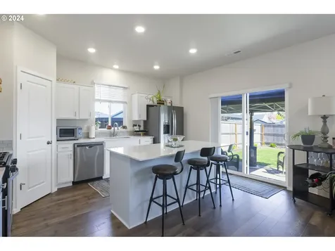 2301 Halter Drive Woodburn OR 97071