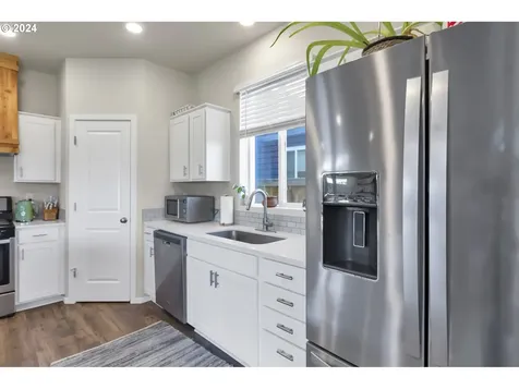 2301 Halter Drive Woodburn OR 97071