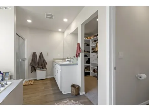 2301 Halter Drive Woodburn OR 97071