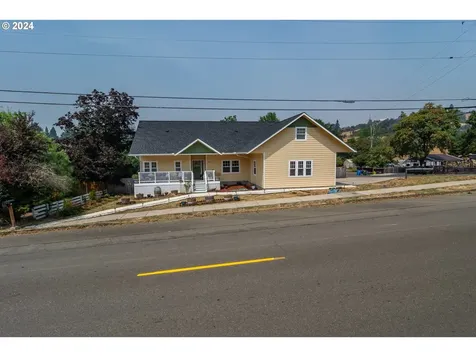 525 Oak Street Oakland OR 97462