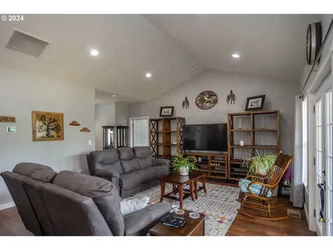 525 Oak Street Oakland OR 97462