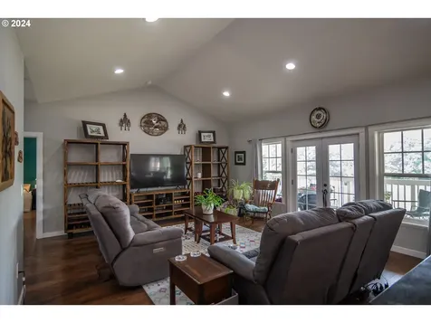 525 Oak Street Oakland OR 97462