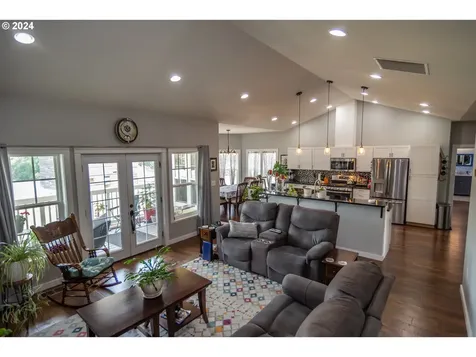 525 Oak Street Oakland OR 97462