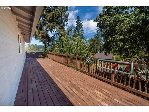 360 S 22nd Street Cottage Grove OR 97424