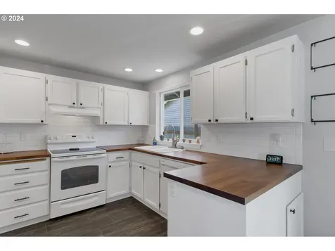 206 S Meredith Drive Newberg OR 97132