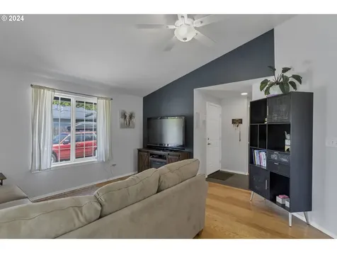 206 S Meredith Drive Newberg OR 97132