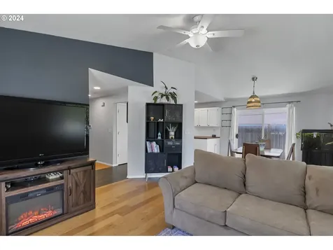 206 S Meredith Drive Newberg OR 97132