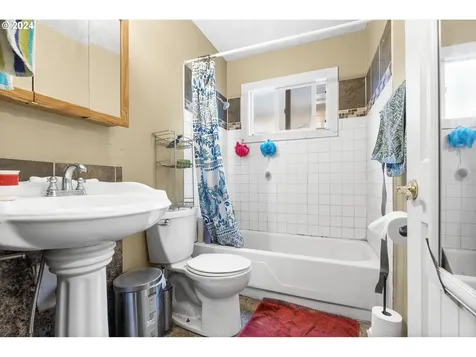 5835 SE 84th Avenue Portland OR 97266