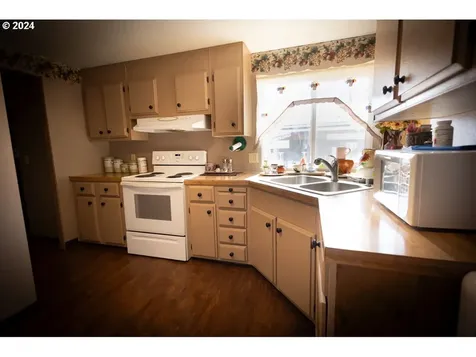 765 S Pacific Highway Woodburn OR 97071