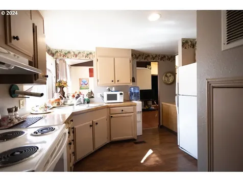 765 S Pacific Highway Woodburn OR 97071