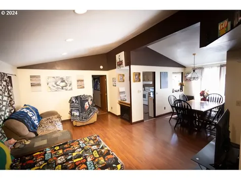 765 S Pacific Highway Woodburn OR 97071