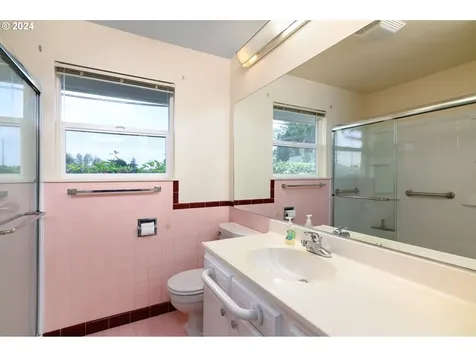 505 515 SE 62nd Avenue Portland OR 97215