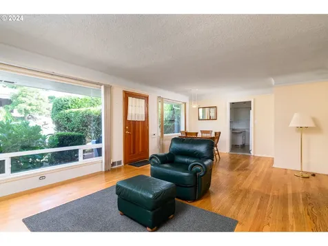 505 515 SE 62nd Avenue Portland OR 97215