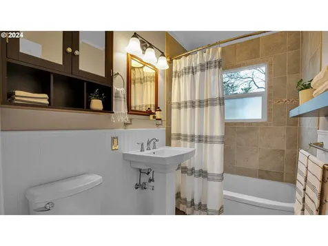 8529 NE Holladay Street Portland OR 97220