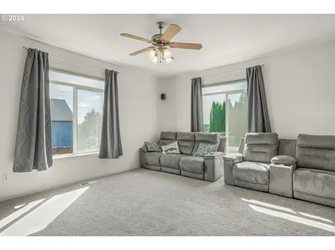 1514 W E Place La Center WA 98629