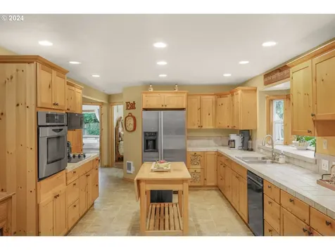 4814 Sams Creek Road Toledo OR 97391