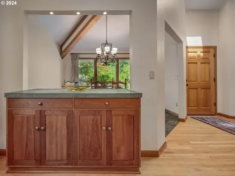 4210 Sw Comus Street Portland OR 97219