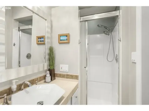 2015 Sw Warwick Avenue Portland OR 97225