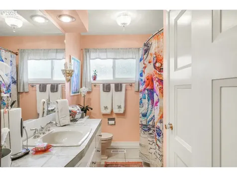 2015 Sw Warwick Avenue Portland OR 97225
