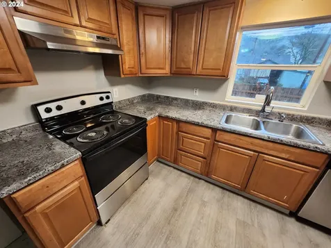 1426 SE Pine Street Roseburg OR 97470