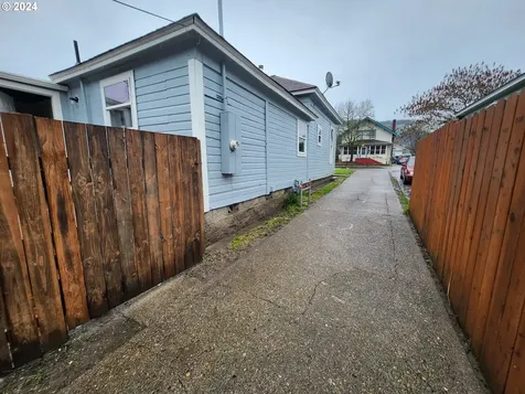 1426 SE Pine Street Roseburg OR 97470