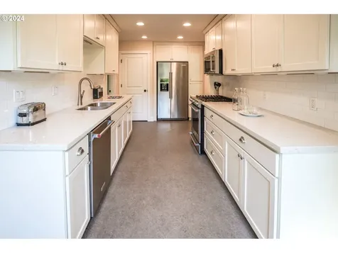 10610 Ne Russell Court Portland OR 97220