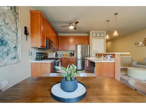 346 Ne Roth Street Portland OR 97211