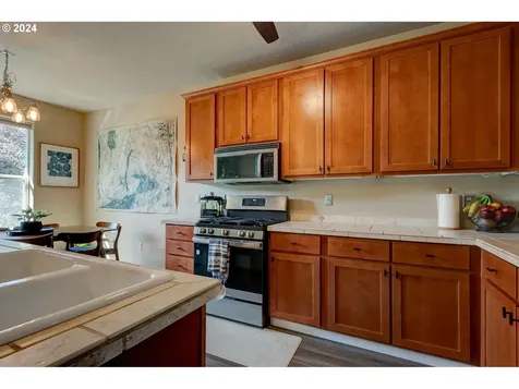 346 Ne Roth Street Portland OR 97211