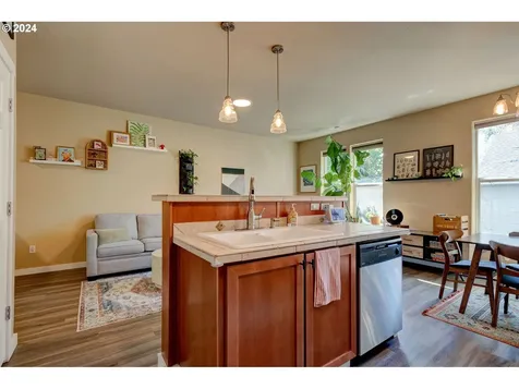 346 Ne Roth Street Portland OR 97211
