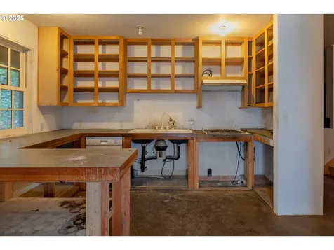 1958 S Military Road Portland OR 97219