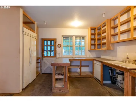 1958 S Military Road Portland OR 97219