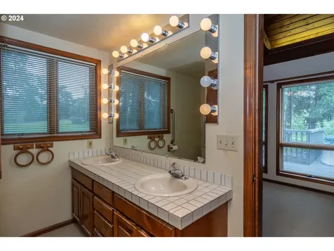 1051 Garden Grove Drive Roseburg OR 97471