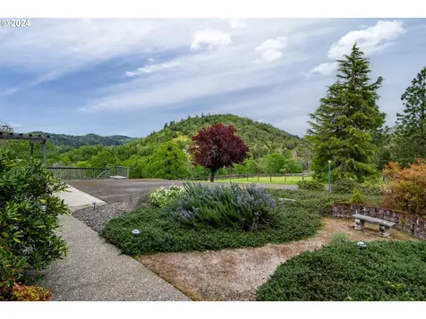1051 Garden Grove Drive Roseburg OR 97471