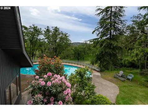 1051 Garden Grove Drive Roseburg OR 97471