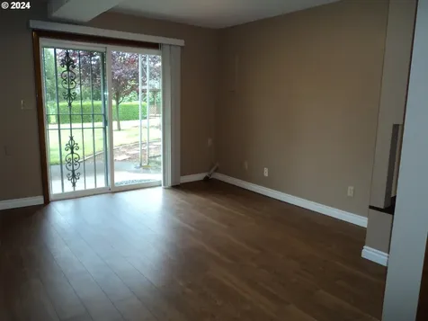 2009 Se 102nd Avenue Portland OR 97216