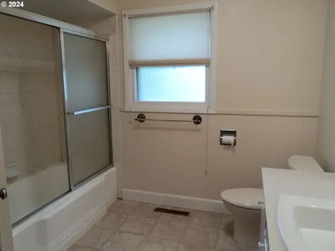 2009 Se 102nd Avenue Portland OR 97216