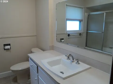 2009 Se 102nd Avenue Portland OR 97216