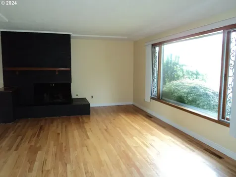 2009 Se 102nd Avenue Portland OR 97216