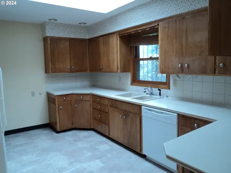 2009 Se 102nd Avenue Portland OR 97216